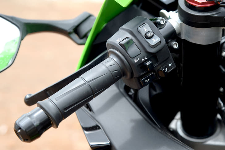 The left handlebar gets a rocker switch equipped with a ‘Select’ button which lets you control all the functions on the instrument cluster.