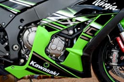 The 2016 10R retains the same 998cc, 16-valve, DOHC, inline-four engine layout as the previous model.