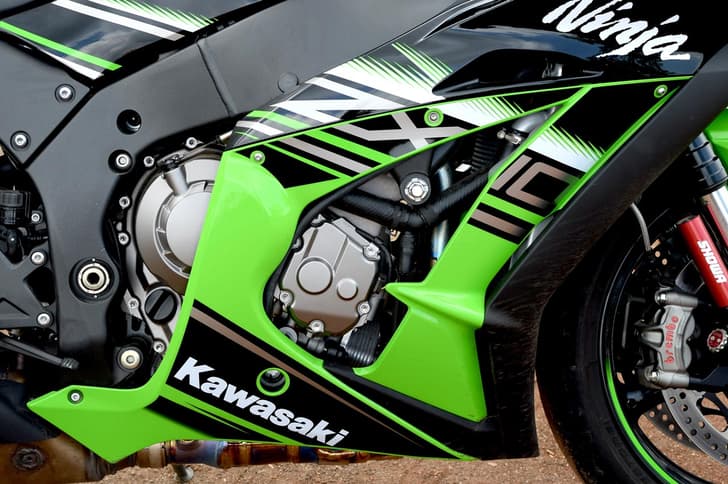 The 2016 10R retains the same 998cc, 16-valve, DOHC, inline-four engine layout as the previous model.