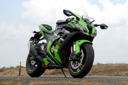 - Kawasaki has given the 2016 ZX-10R a number of evident updates, but cosmetic changes are minor.