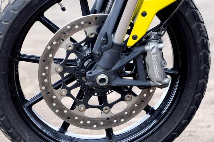 Not only does the Scrambler rock a larger 330mm disc at the front, it also gets a 4-pot radially mounted Brembo Monobloc caliper. Not only does the Scrambler rock a larger 330mm disc at the front, it also gets a 4-pot radially mounted Brembo Monobloc caliper.