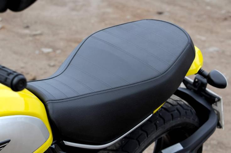 While the Scrambler’s seat is quite soft, its shape is rather odd and it can make even the shortest rides out of the city feel like you’re participating in a Bun Burner challenge. While the Scrambler’s seat is quite soft, its shape is rather odd and it can make even the shortest rides out of the city feel like you’re participating in a Bun Burner challenge.
