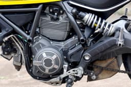 Ducati’s engineers have repurposed the 803cc air-cooled 4-valve L-twin motor from the Monster 795/796 and fiddled around with it until it suited the Scrambler’s purpose.