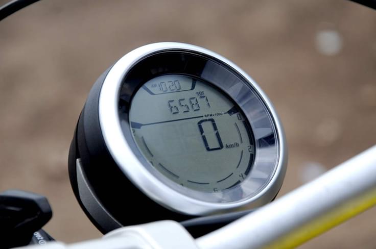 Scrambler gets an all-digital, single-pod instrument cluster which looks great, but can get a little tricky to read at times and lacks a gear position indicator. Scrambler gets an all-digital, single-pod instrument cluster which looks great, but can get a little tricky to read at times and lacks a gear position indicator.