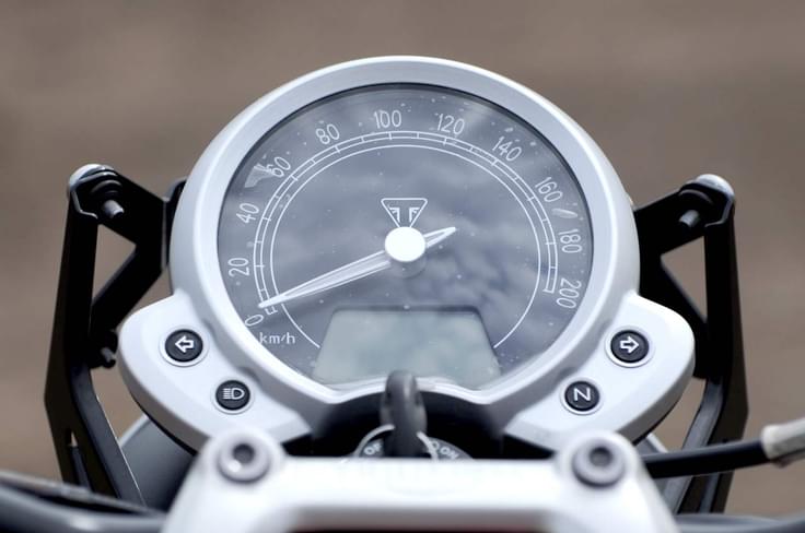 The Street Twin’s instrument cluster gets a big analogue speedometer along with a small digital multi-function display, but lacks a tachometer. The Street Twin’s instrument cluster gets a big analogue speedometer along with a small digital multi-function display, but lacks a tachometer.