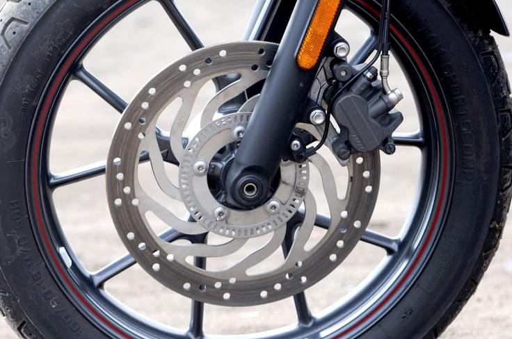 Drop the anchors at 80kph, and the 310mm/255mm front/rear semi-floating discs bring the Street Twin to a halt in a fairly long 35.4 metres. Drop the anchors at 80kph, and the 310mm/255mm front/rear semi-floating discs bring the Street Twin to a halt in a fairly long 35.4 metres.