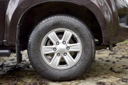 2016 Isuzu D-Max V-Cross photo gallery