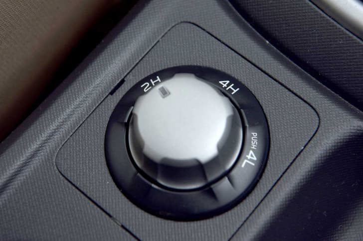 2016 Isuzu D-Max V-Cross photo gallery