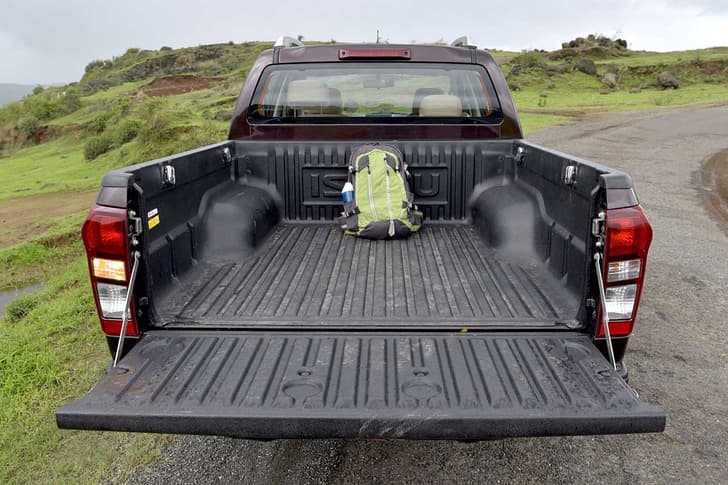 2016 Isuzu D-Max V-Cross photo gallery