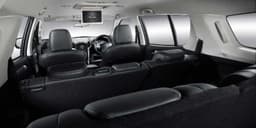 2017 Isuzu MU-X SUV image gallery