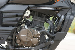 Carburetted engine is used in the same state of tune on both bikes. Ultra tall gearing blunts responsiveness of this motor. 