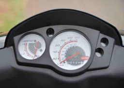 Only analogue instrument cluster is used to meet aggressive cost targets. Future variants, in 2017, will get analogue and digital units. 