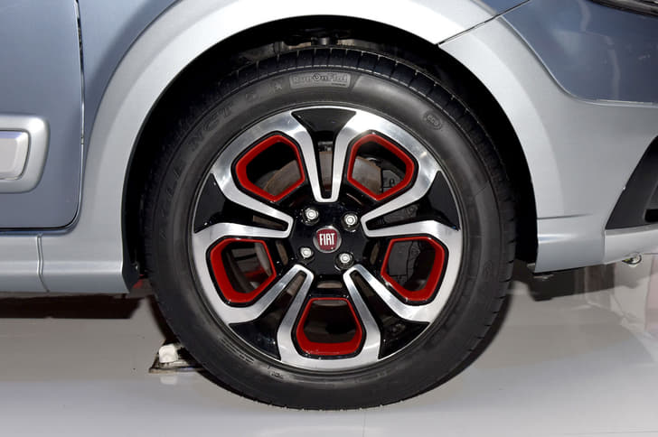 2016 Fiat Urban Cross photo gallery