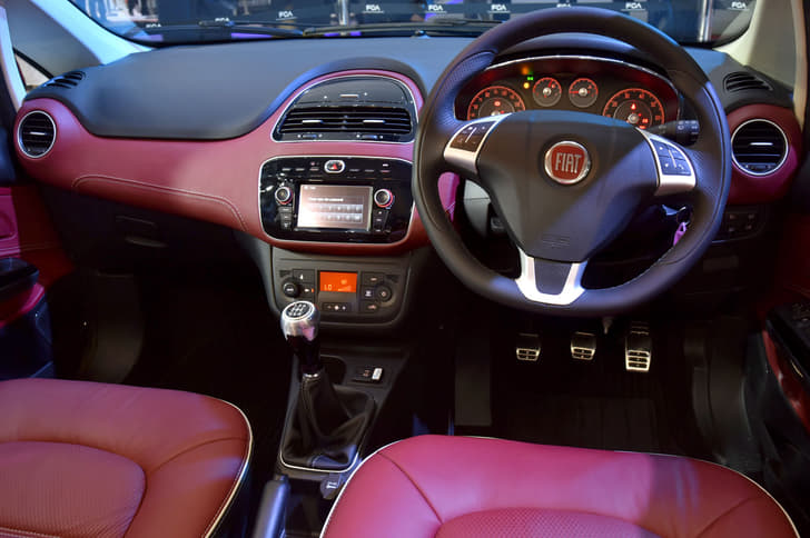 2016 Fiat Urban Cross photo gallery