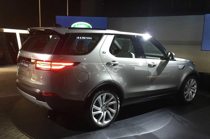 2017 Land Rover Discovery photo gallery