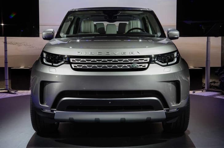 2017 Land Rover Discovery photo gallery