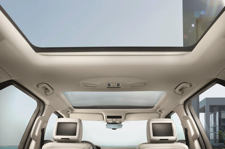 2017 Land Rover Discovery photo gallery