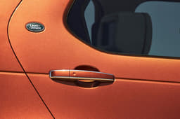 2017 Land Rover Discovery photo gallery