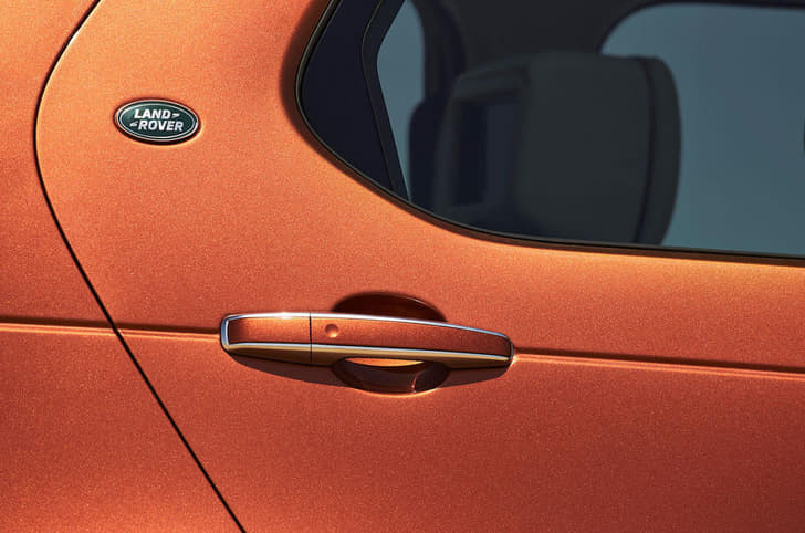 2017 Land Rover Discovery photo gallery