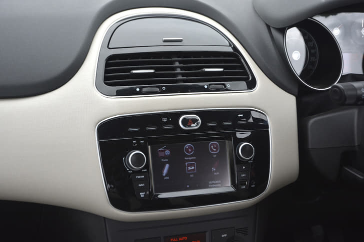 2016 Fiat Urban Cross photo gallery