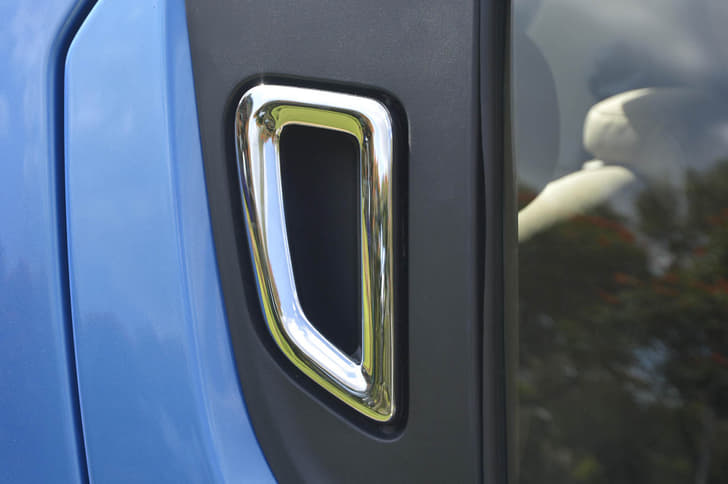 2016 Mahindra e2o Plus image gallery