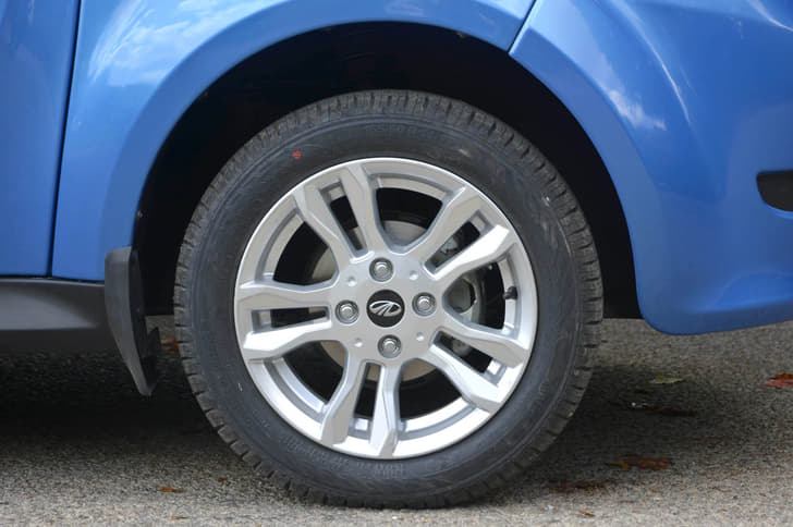 2016 Mahindra e2o Plus image gallery