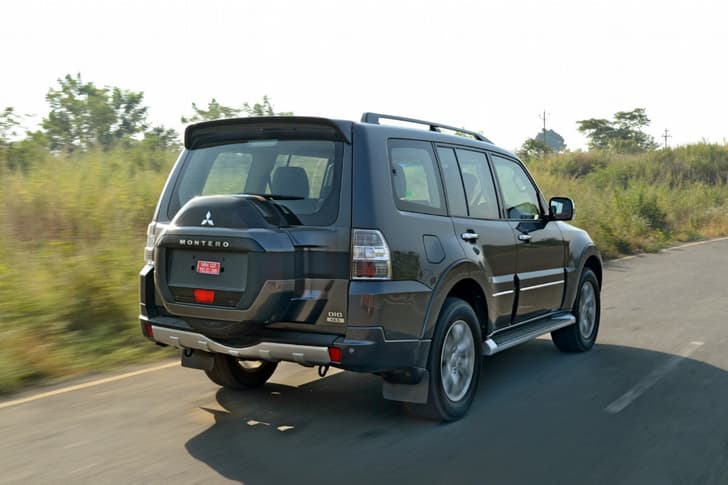 2016 Mitsubishi Montero image gallery