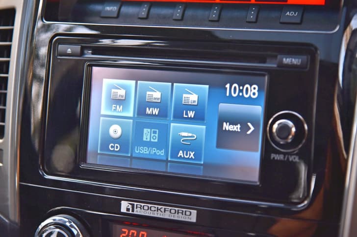 2016 Mitsubishi Montero image gallery