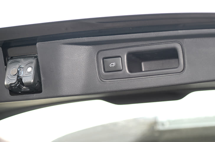 You can set the opening height of the tailgate by long pressing the button to store the position in memory.