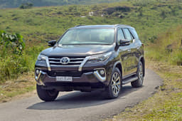 Cornering this tall SUV isn&#8217;t as scary as it was in the earlier car. Body roll has reduced too.