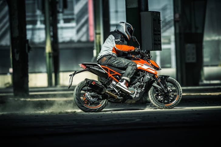 2017 KTM 125 Duke image gallery