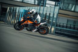 2017 KTM 125 Duke image gallery