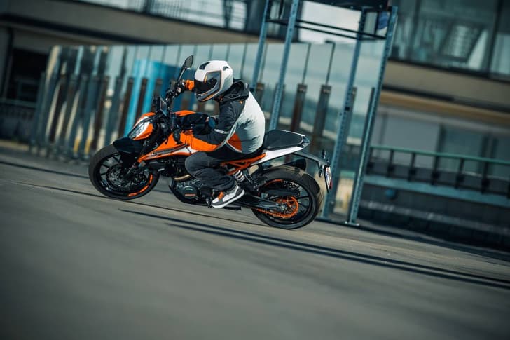 2017 KTM 125 Duke image gallery