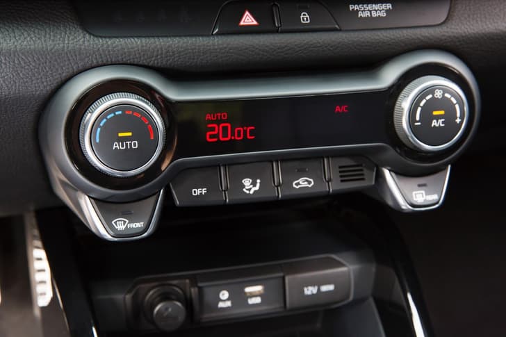 2016 Kia Rio hatchback image gallery