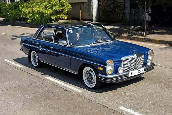 The Mercedes-Benz W115 220D looks brilliant in blue.