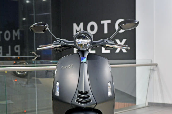 2016 Vespa 946 Emporio Armani image gallery