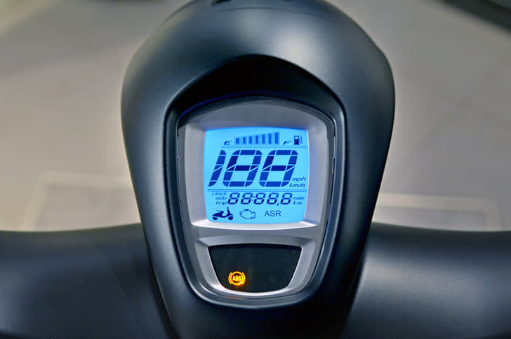 2016 Vespa 946 Emporio Armani image gallery