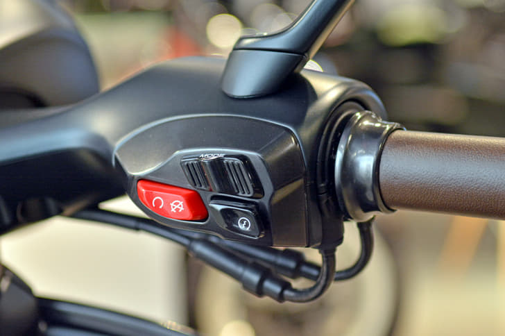 2016 Vespa 946 Emporio Armani image gallery