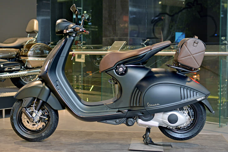 2016 Vespa 946 Emporio Armani image gallery