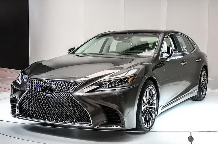 Lexus LS500.