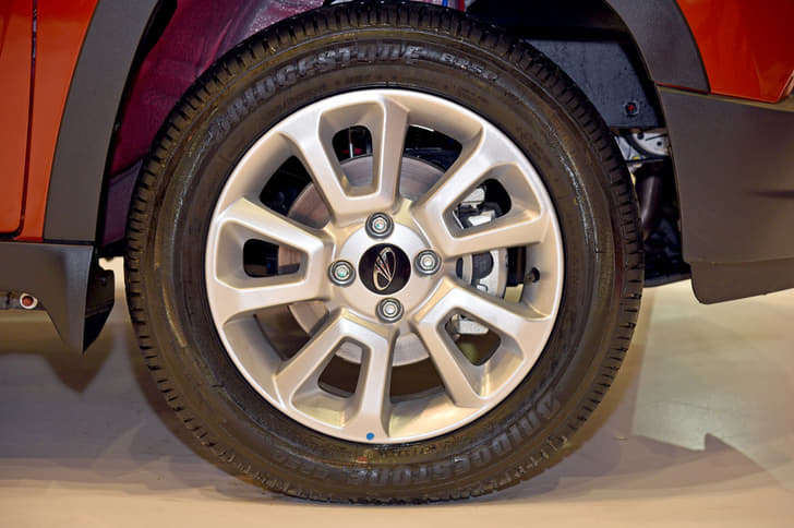 2017 Mahindra KUV100 image gallery