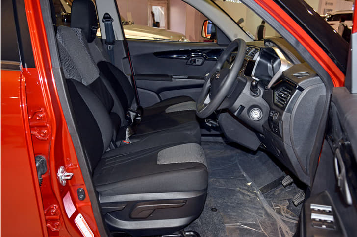 2017 Mahindra KUV100 image gallery