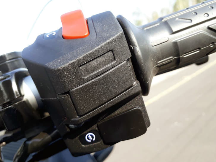 2017 Bajaj Pulsar RS200 image gallery