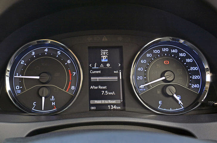 2017 Toyota Corolla Altis facelift image gallery