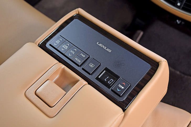 2017 Lexus ES300h image gallery