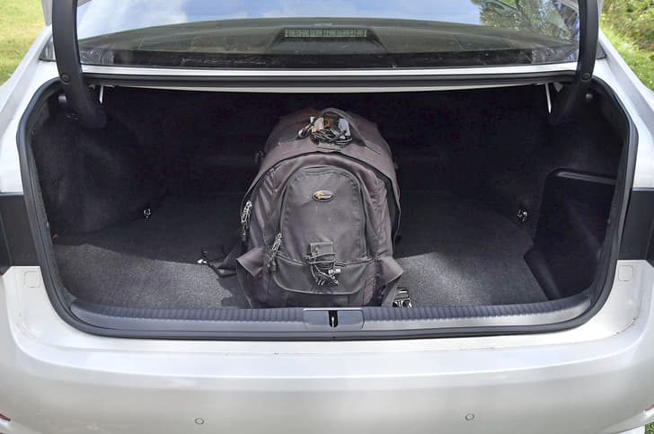 2017 Lexus ES300h image gallery