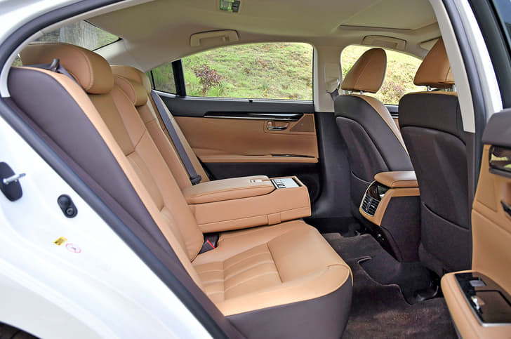 2017 Lexus ES300h image gallery