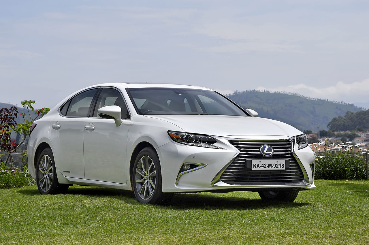 2017 Lexus ES300h image gallery - Image 1