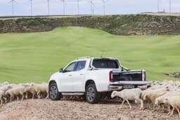 2018 Mercedes X-Class pickup image gallery