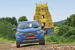 The bonnet has a nice &#8216;power bulge&#8217; in the centre, along with larger headlamps with projector elements and a new LED daytime running lamp signature.